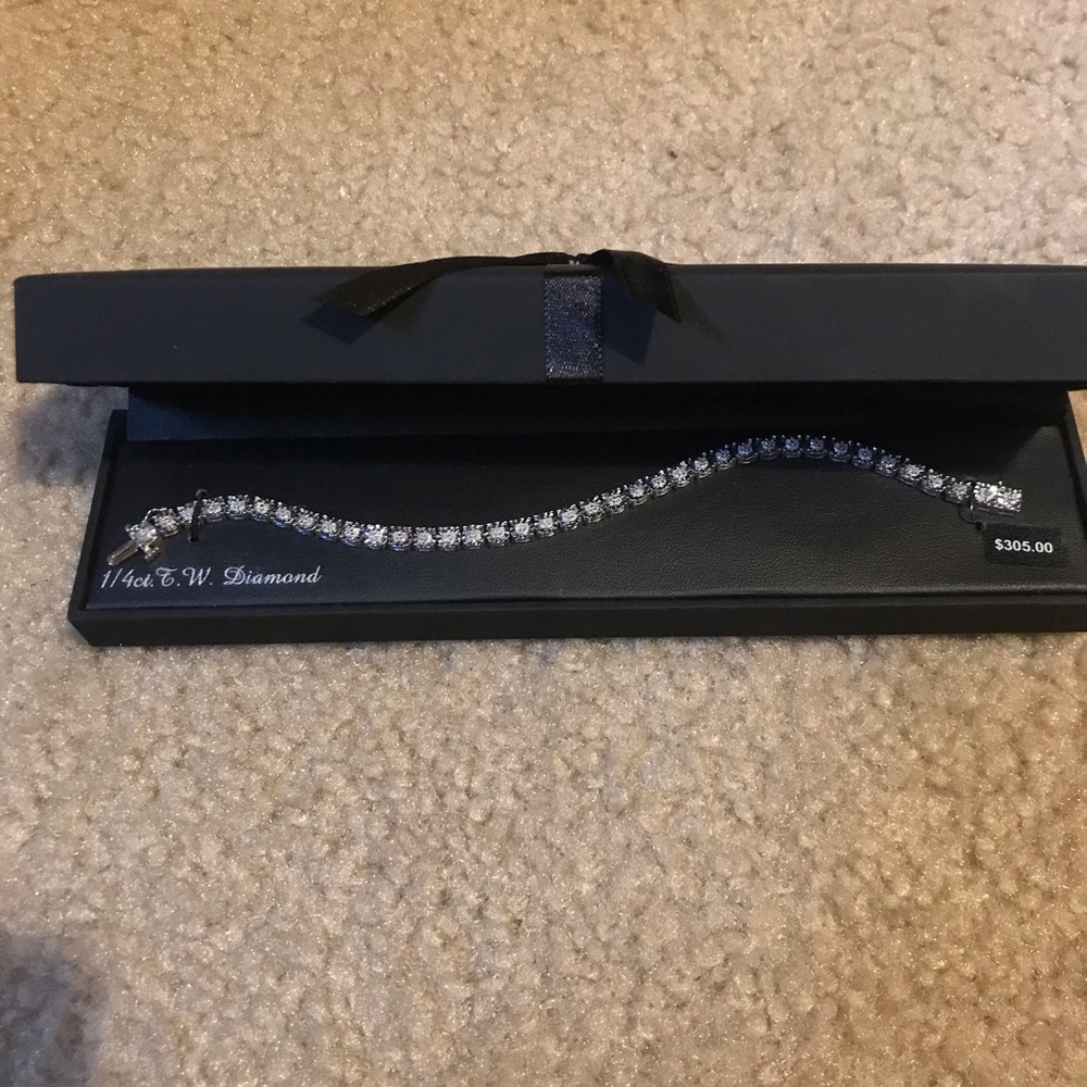 Diamond tennis bracelet